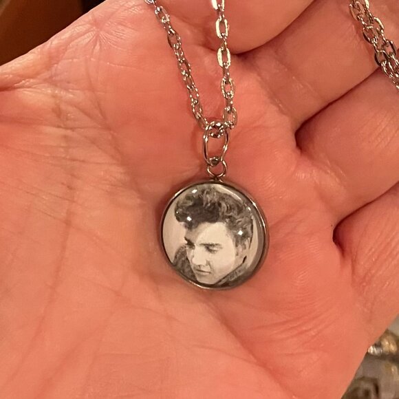 Elvis Charm Necklace - Picture 1 of 1
